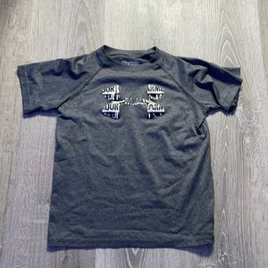 Grey under armor t-shirt boys M